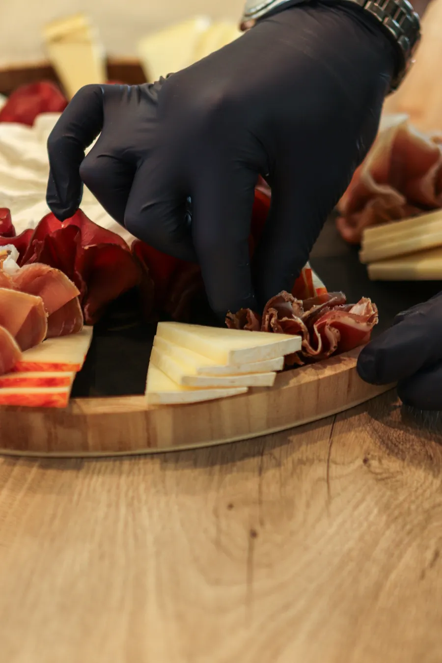 Une planche PLAT'O dressée à la main